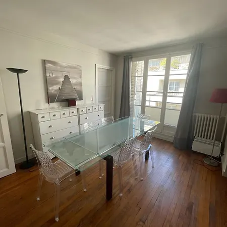 Issy Apartament